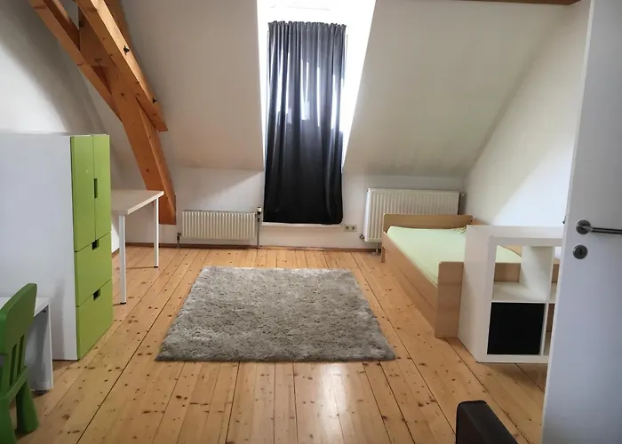 Dachgeschosswohnung Mit 2 Schlafzimmern Apartman Graz